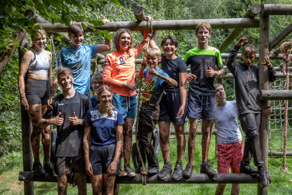 Survivalkamp is echt een stoer zomerkamp. Lekker door de modder kruipen, in touwen klimmen en toffe parcours overgaan. Laat jezelf uitdagen!